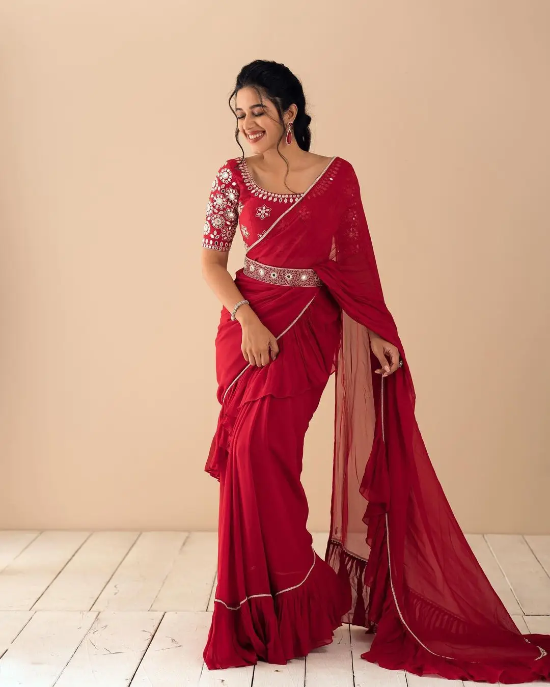 Indian Actress Mirnalini Ravi Images In Maroon Saree